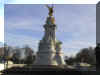 Londres_11_Buckingham_Statue.jpeg (28428 octets)